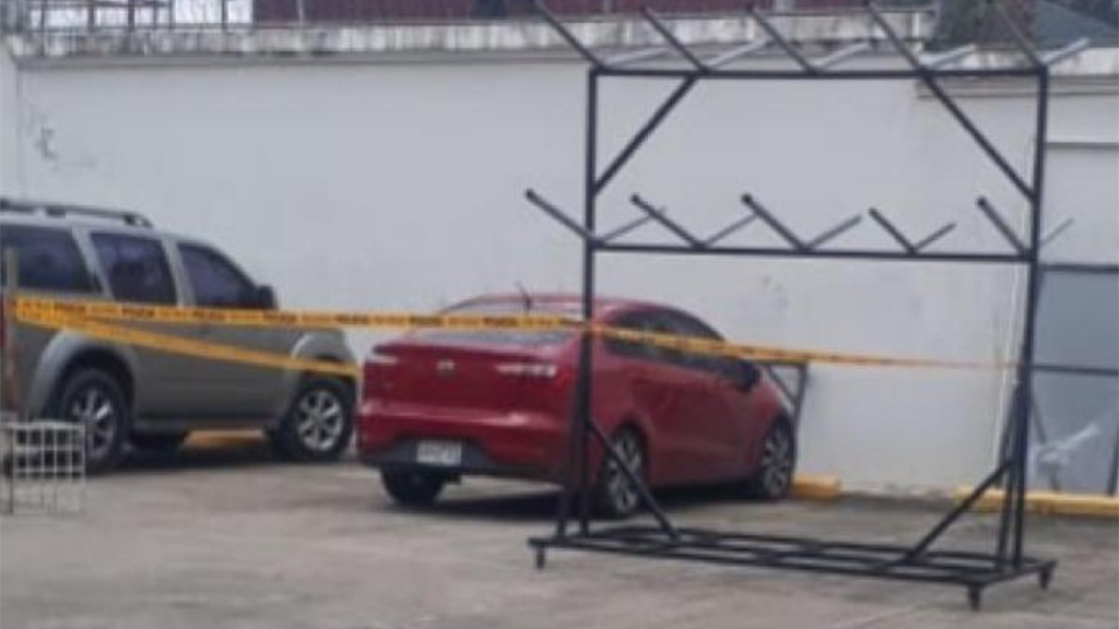 Muere niña olvidada por su padre en un vehículo en Panamá