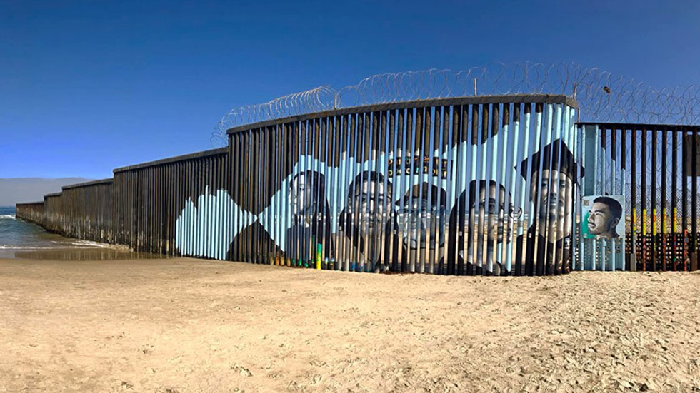 Mural interactivo en muro fronterizo retrata la realidad de ‘dreamers’