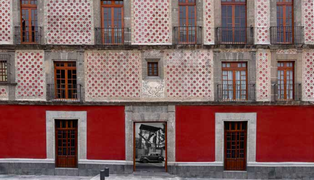 Detienen a policía acusado de abusar de adolescente en museo