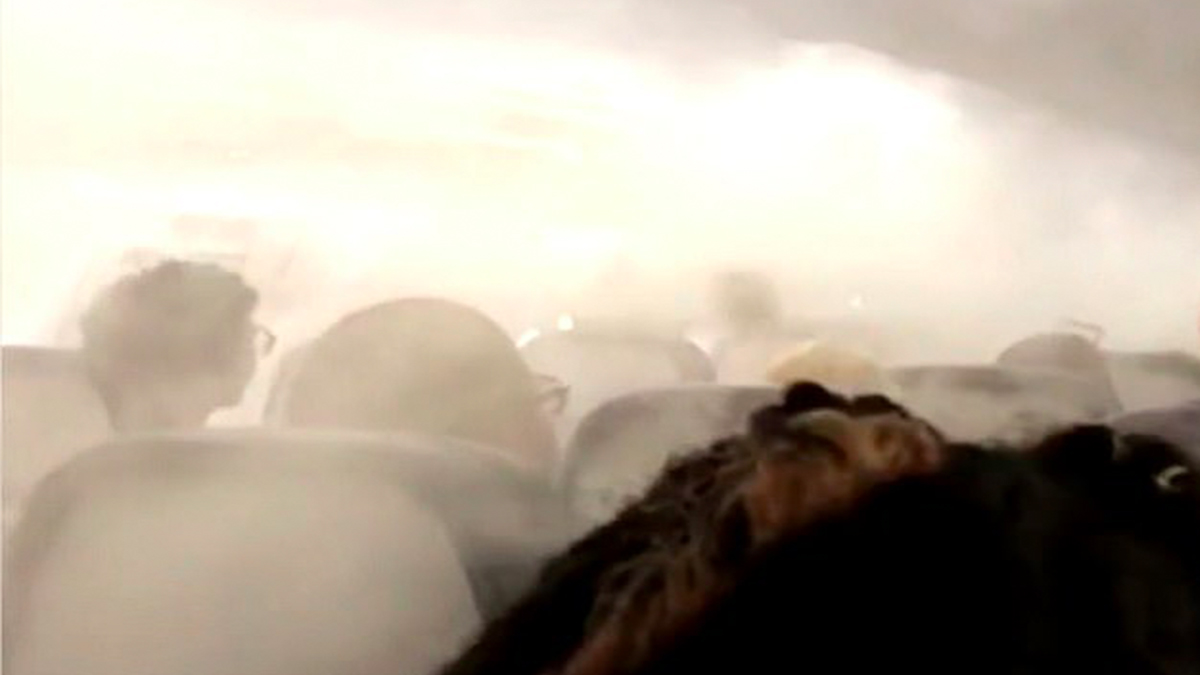 #Video Avión de Delta Airlines se llena de niebla en pleno vuelo