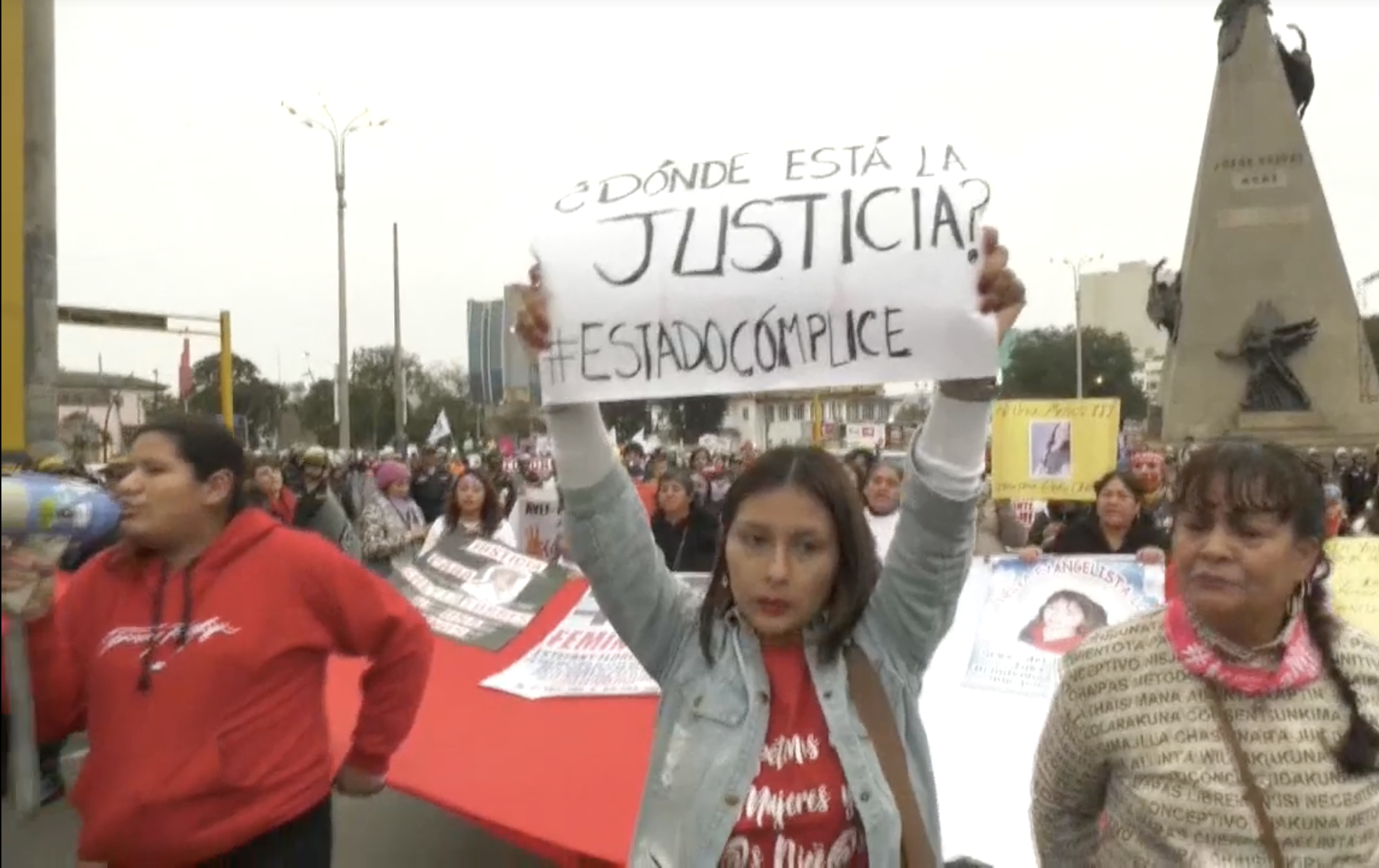 Mujeres marchan en Perú para exigir justicia por 105 feminicidios de 2019