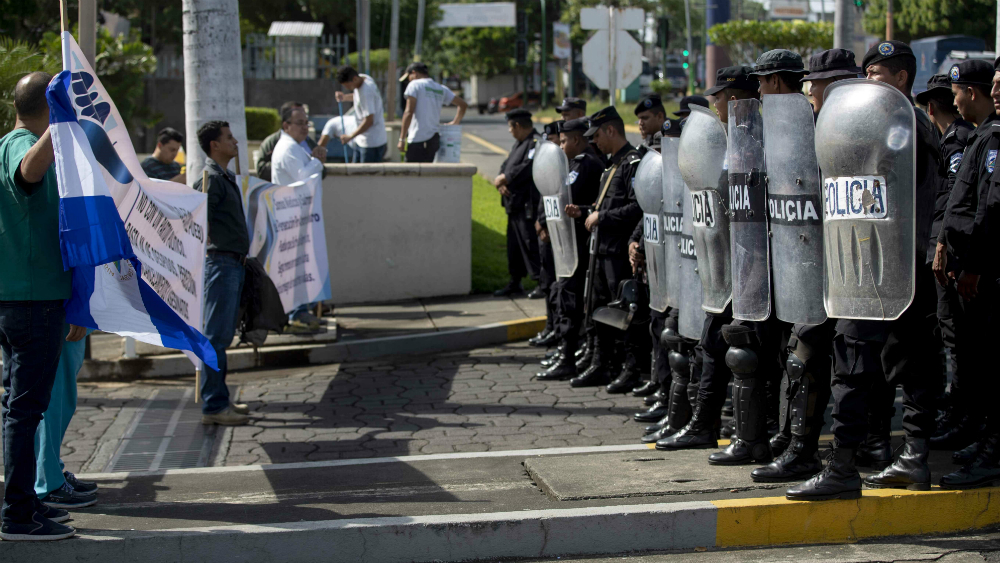 Médicos de Nicaragua protestan contra Ortega a pesar de operativo policial