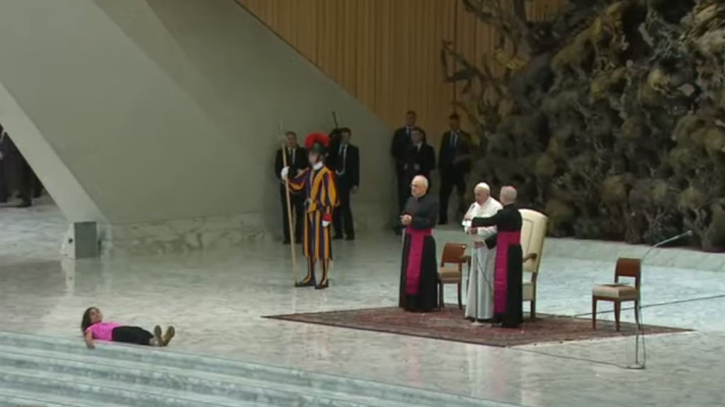 #Video Niña interrumpe audiencia del papa para bailar - nina-en-audiencia-del-papa