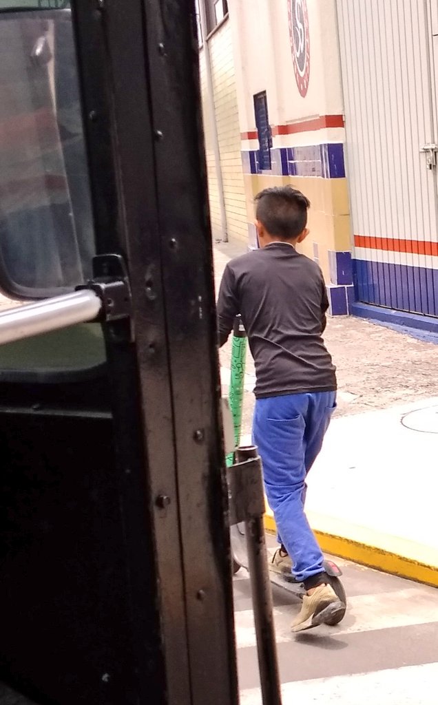 #Video Niños circulan a bordo de scooters sobre puente vehicular - nino-en-scooter