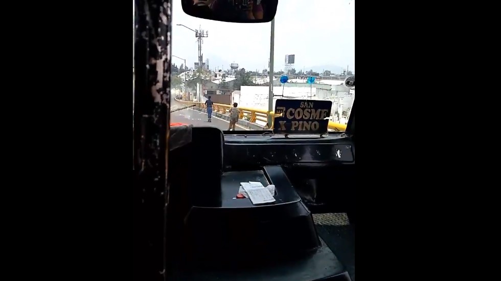 #Video Niños circulan a bordo de scooters sobre puente vehicular