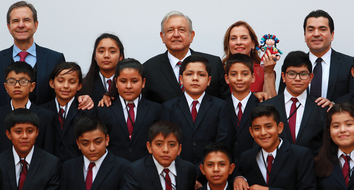 AMLO reconoce a ganadores de la Olimpiada del Conocimiento Infantil