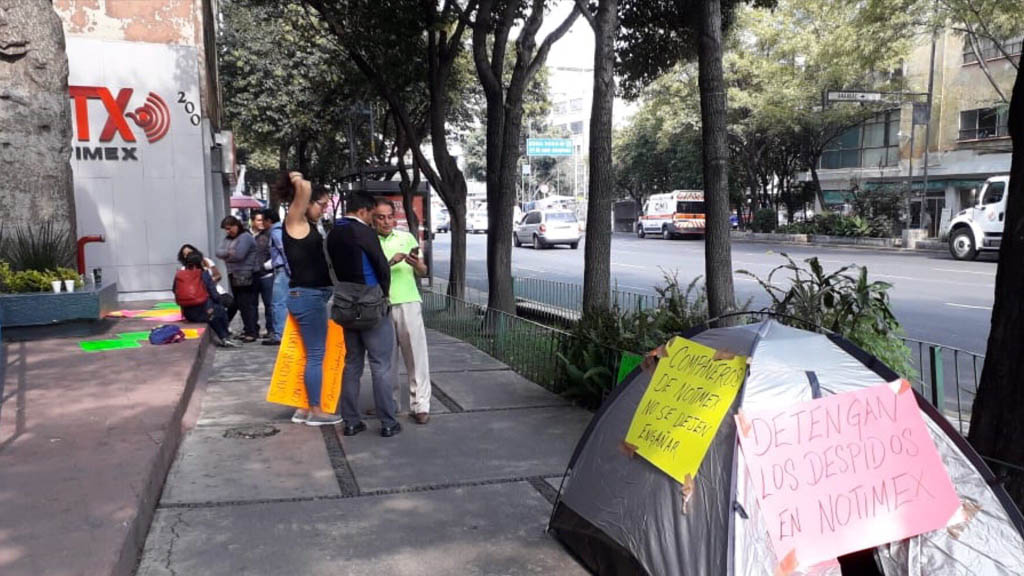 Ex empleados de Notimex exigen el pago de sus liquidaciones