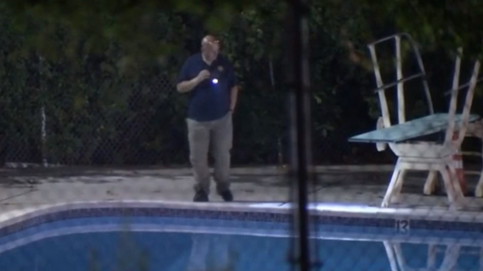 Adolescente se ahoga en alberca tras ingresar de manera ilegal a club - oficial-en-piscina-tras-muerte-de-joven