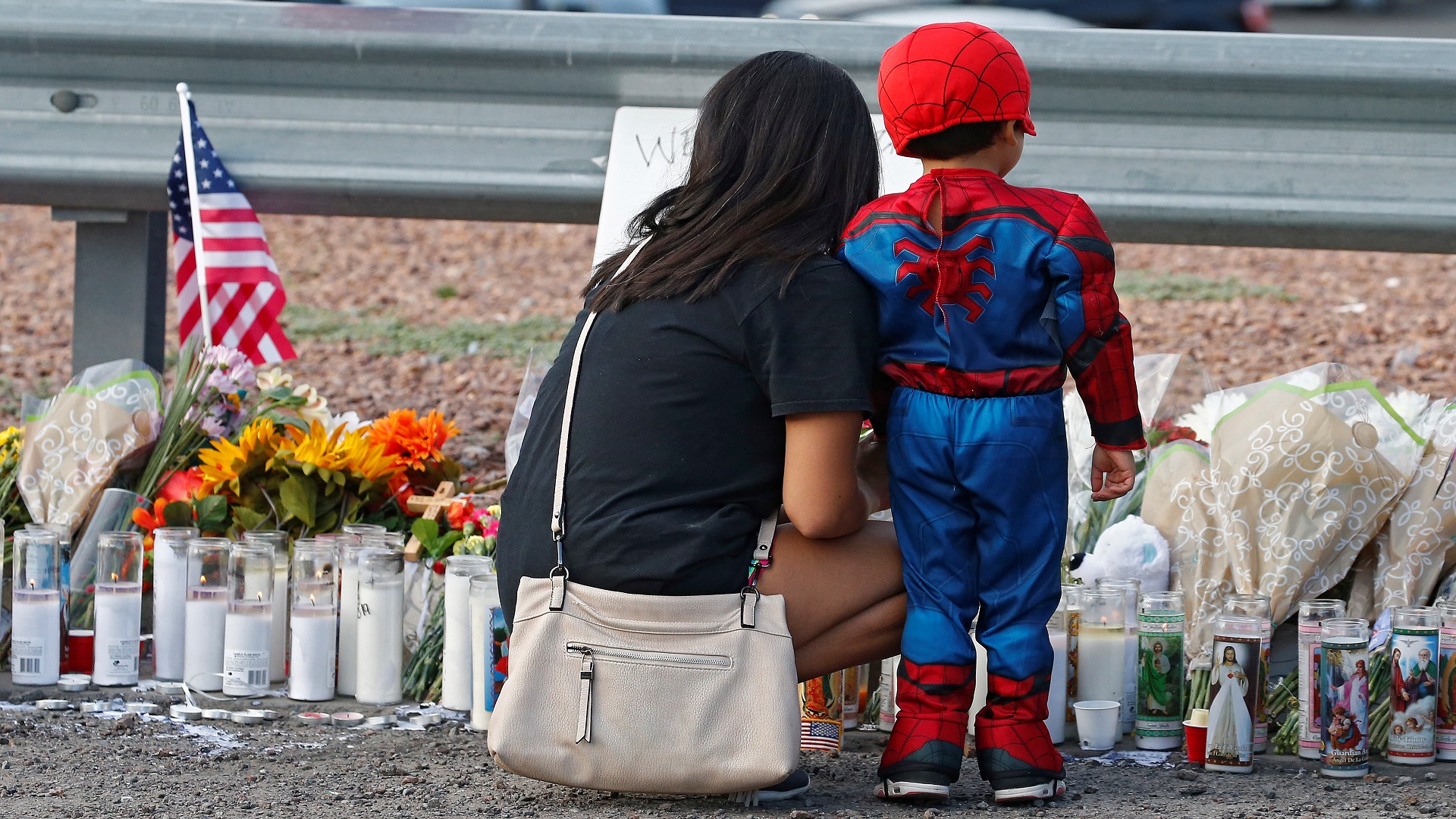 Pareja murió en tiroteo de El Paso al salvar la vida de su bebé - ofrenda-a-victimas-de-texas