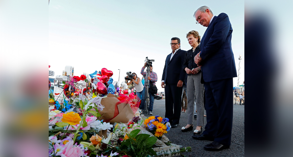 Alcaldes de Ciudad Juárez y El Paso colocan ofrenda floral por víctimas de tiroteo