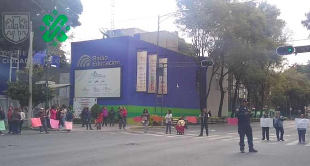 Padres de familia bloquean Eje 6 Sur por cierre de internado