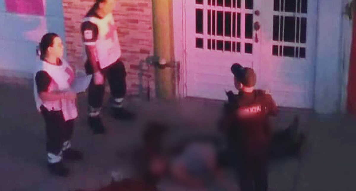 Asesinan con cuchillada en el cuello a hombre en León - paramedicos-y-policia-junto-al-cuerpo-de-hombre-apunalado