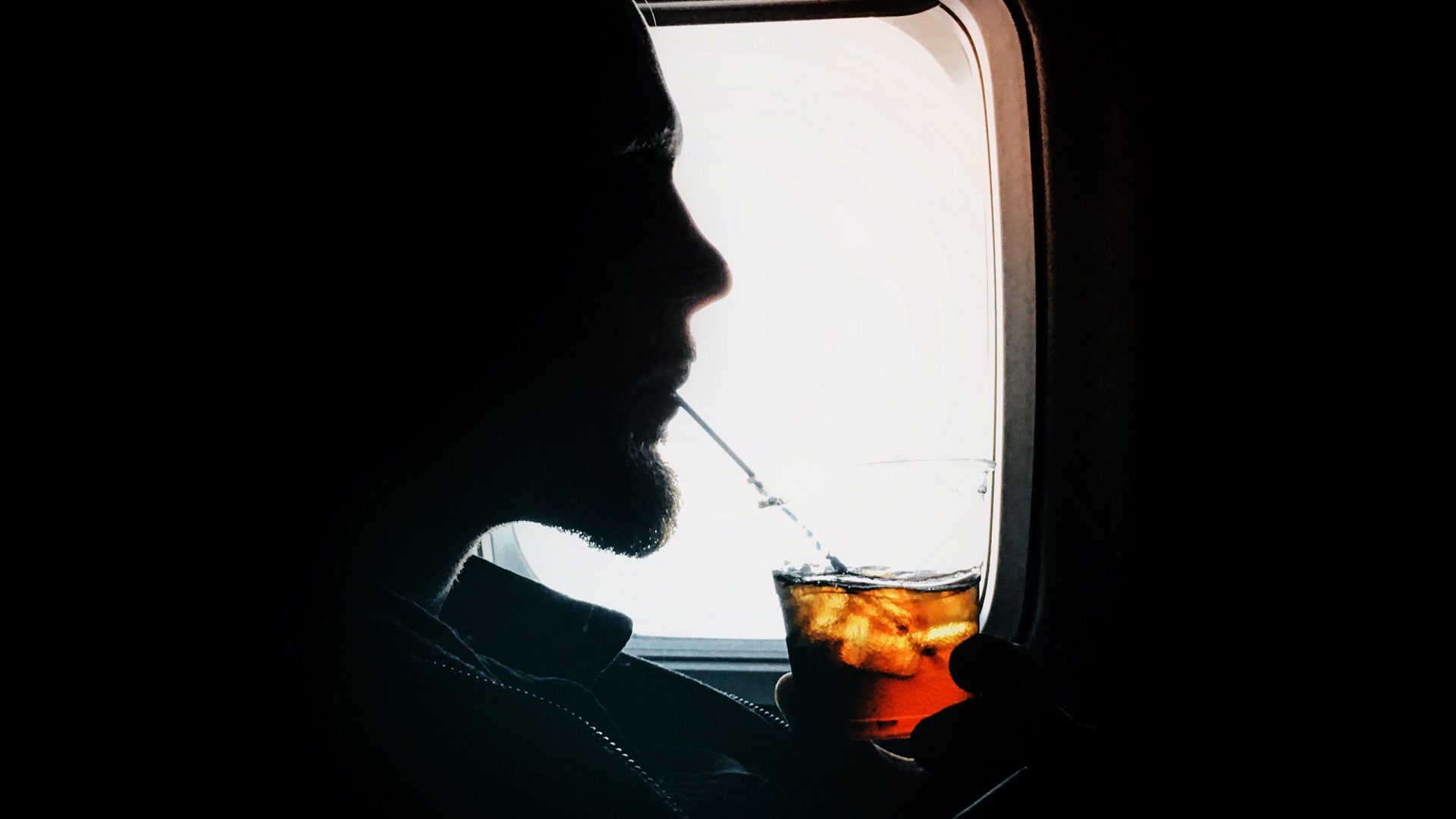 Los efectos del alcohol al viajar en avión