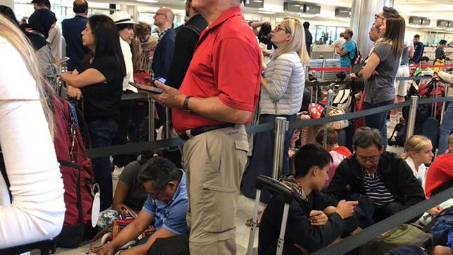 Caos en aeropuertos de EE.UU. por falla en sistema de CBP; el problema ya fue resuelto - pasajeros-a-la-epera-en-chicago