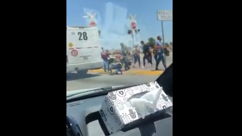 #Video Pasajeros se arrojan de camión por paso de tren