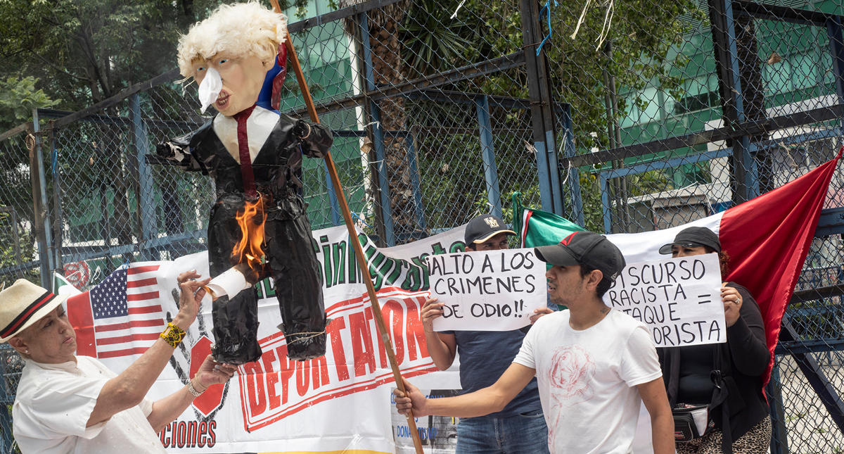 #Video Queman piñata de Donald Trump frente a embajada de EE.UU. en México