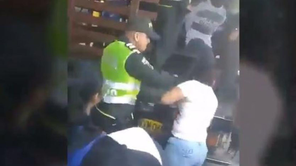 #Video Policía golpea a mujer durante operativo en Colombia
