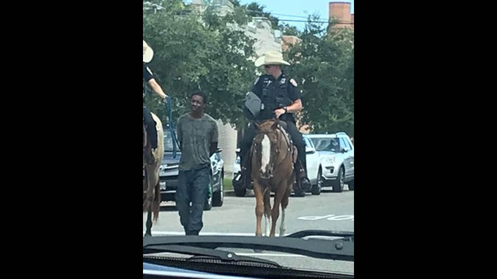 Policía montada de Galveston se disculpa por llevar a negro detenido atado