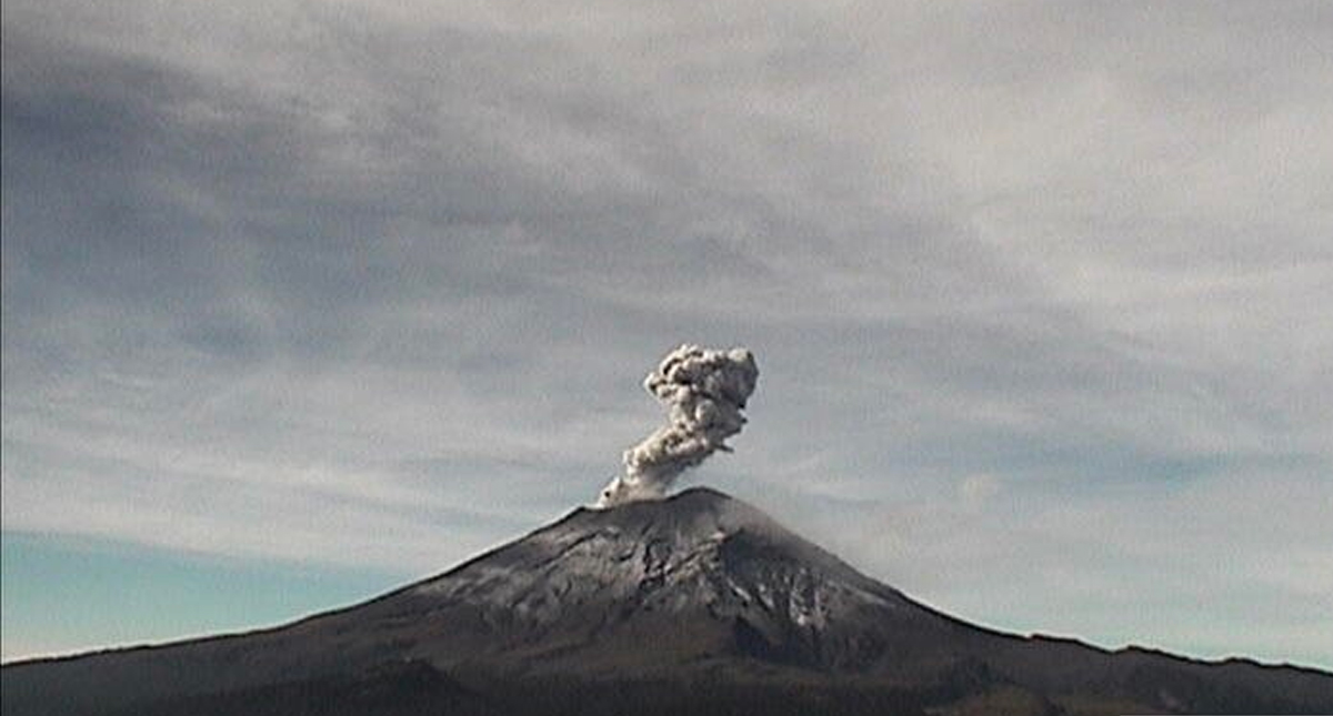 Popocatépetl emite columna eruptiva de un kilómetro de altura