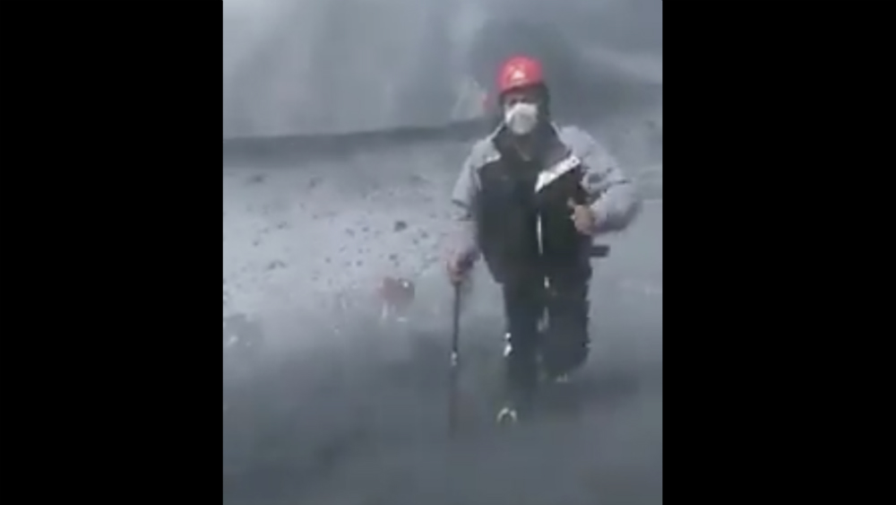 #Video Alpinistas caminan en cráter del Popocatépetl pese a prohibición