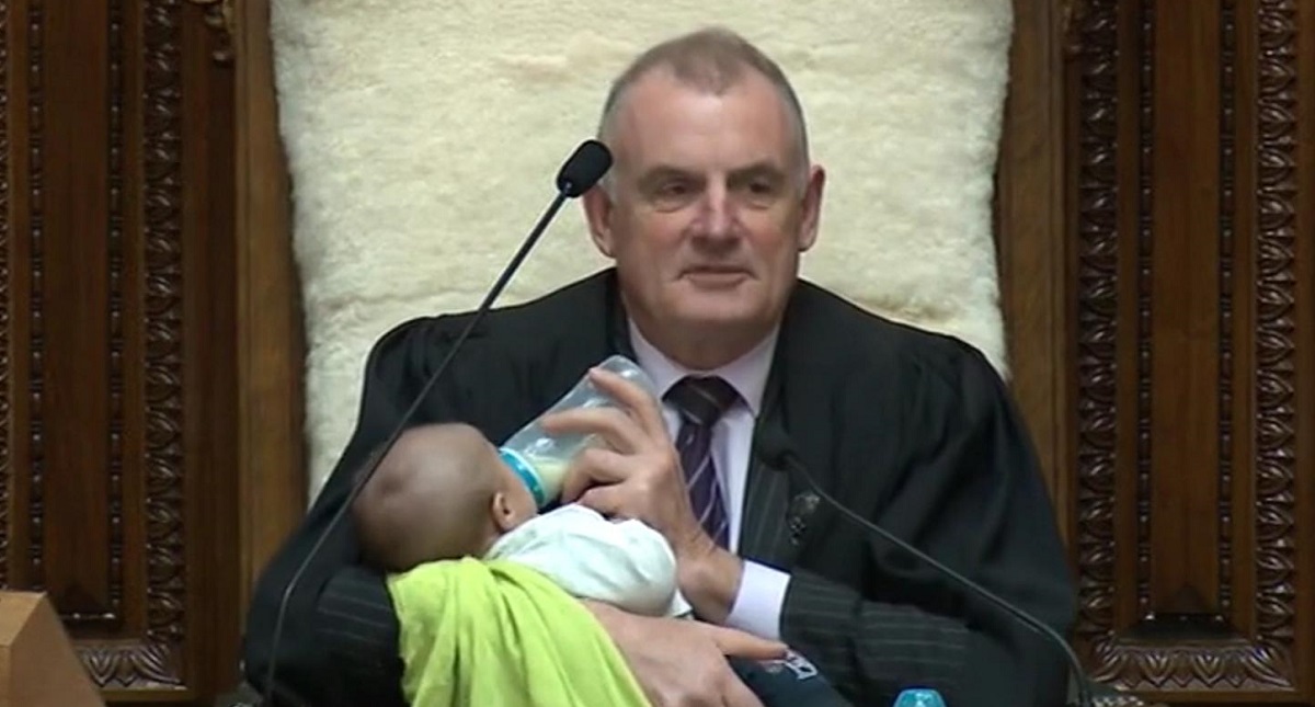 Presidente del Parlamento neozelandés alimenta a bebé durante sesión