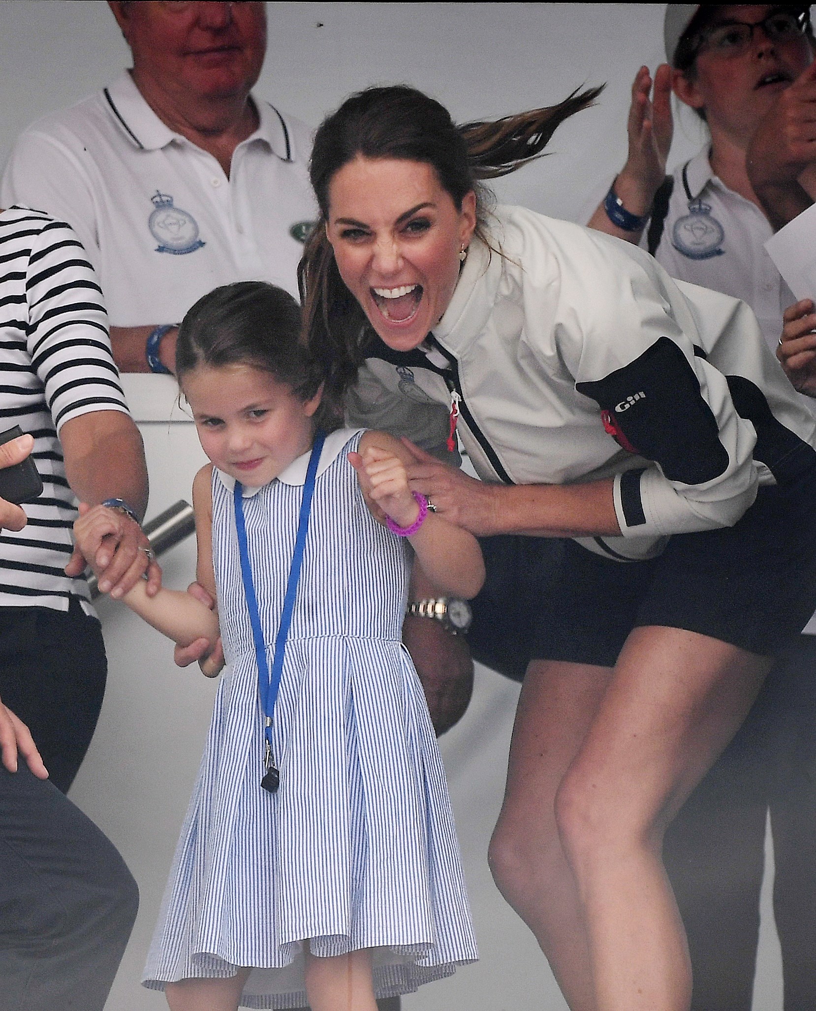 #Video Princesa Charlotte enseña la lengua a asistentes a regata - princesa-charlote1