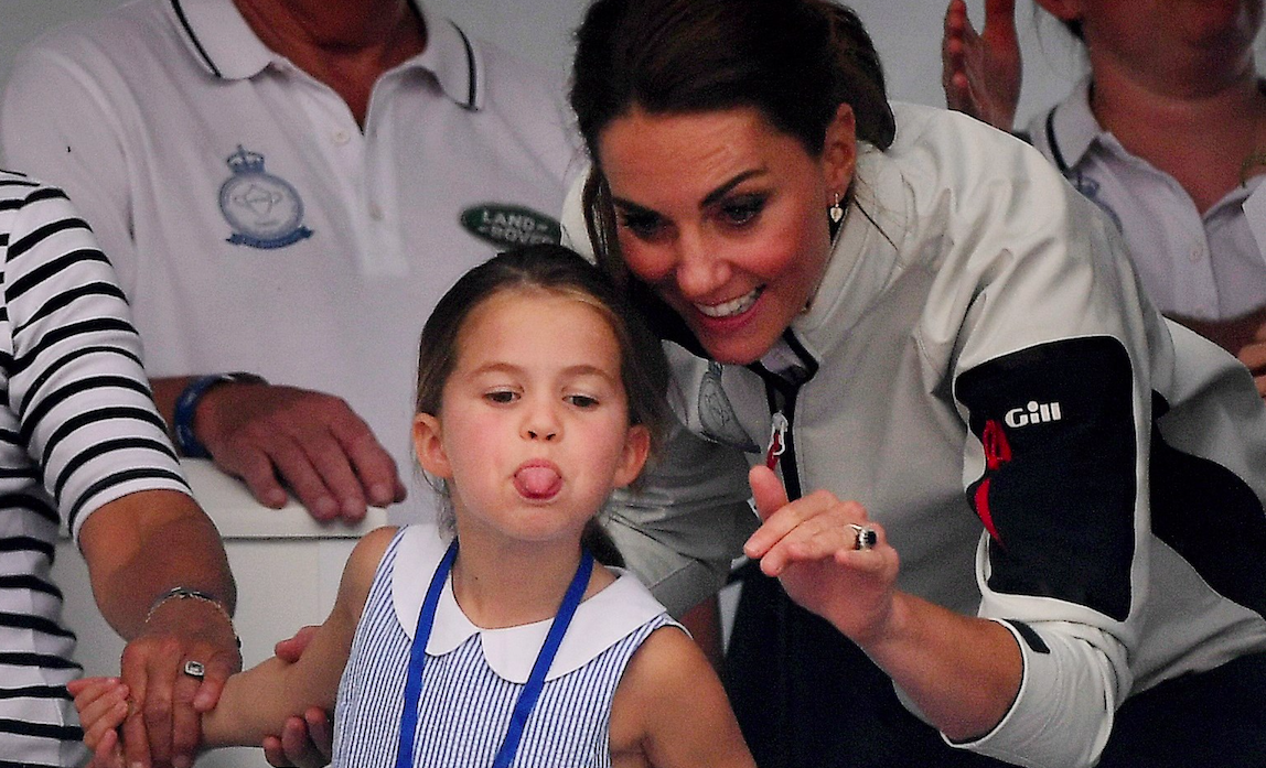 #Video Princesa Charlotte enseña la lengua a asistentes a regata