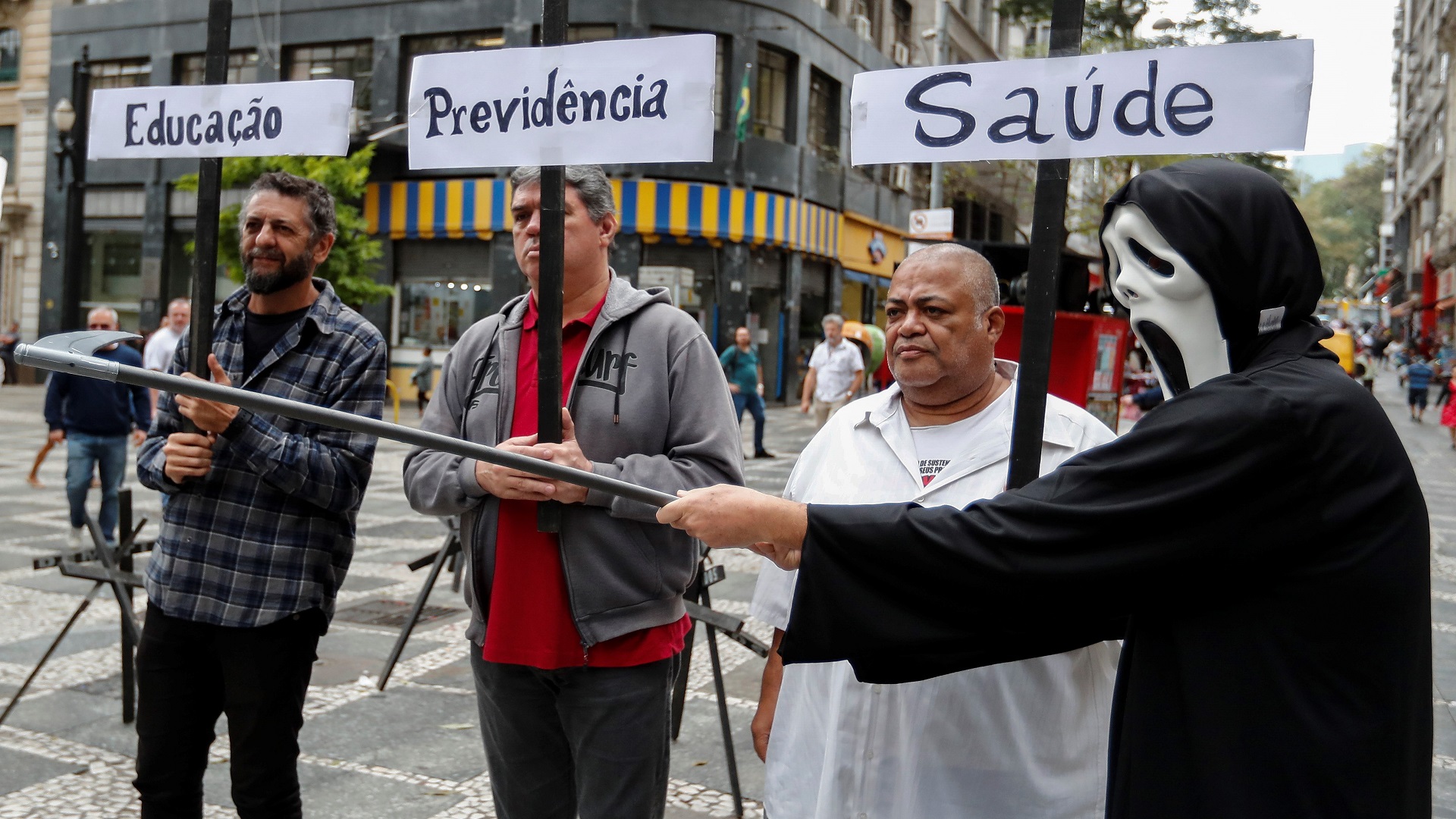 Brasileños protestan contra políticas educativas de Jair Bolsonaro