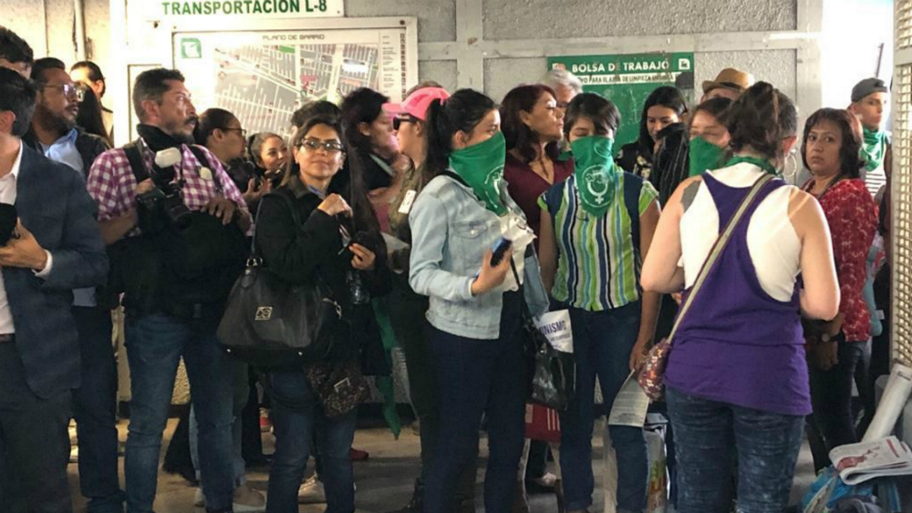Mujeres manifestantes niegan provocación; señalan que es exigencia contra abusos Mujeres manifestantes niegan provocación; señalan que es exigencia contra abusos