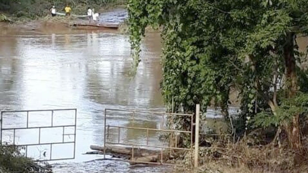 Colapsa puente tras lluvias en Veracruz