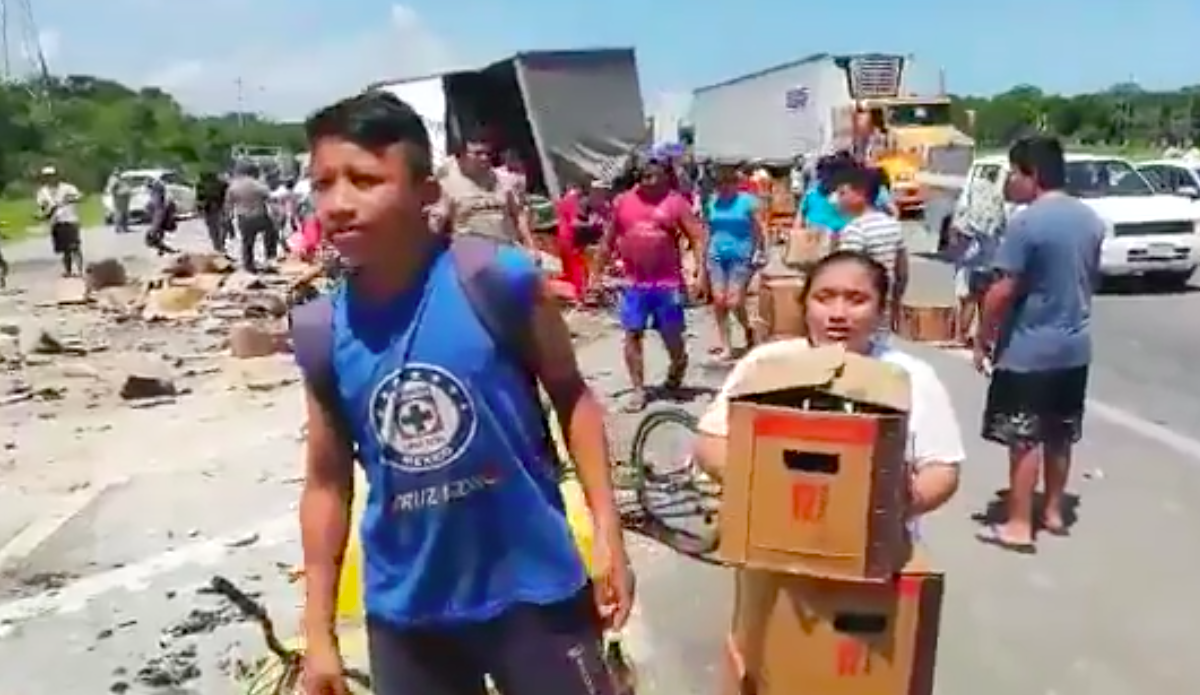 #Video Rapiña en camión de cerveza accidentado en Campeche