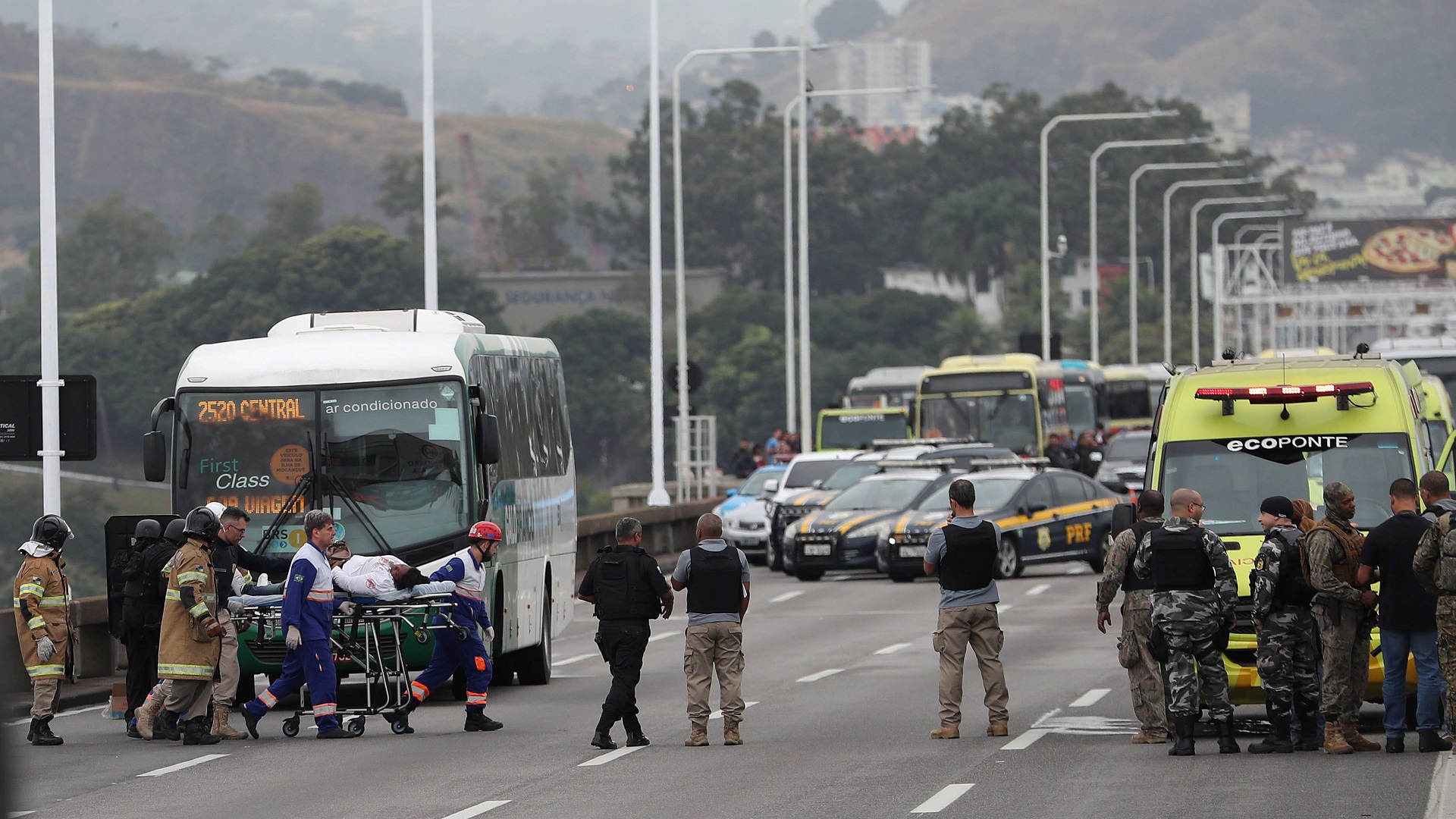 Policía de Brasil abate a hombre que tomó rehenes en autobús - rehen-atendida-tras-ser-liberada-por-el-agresor