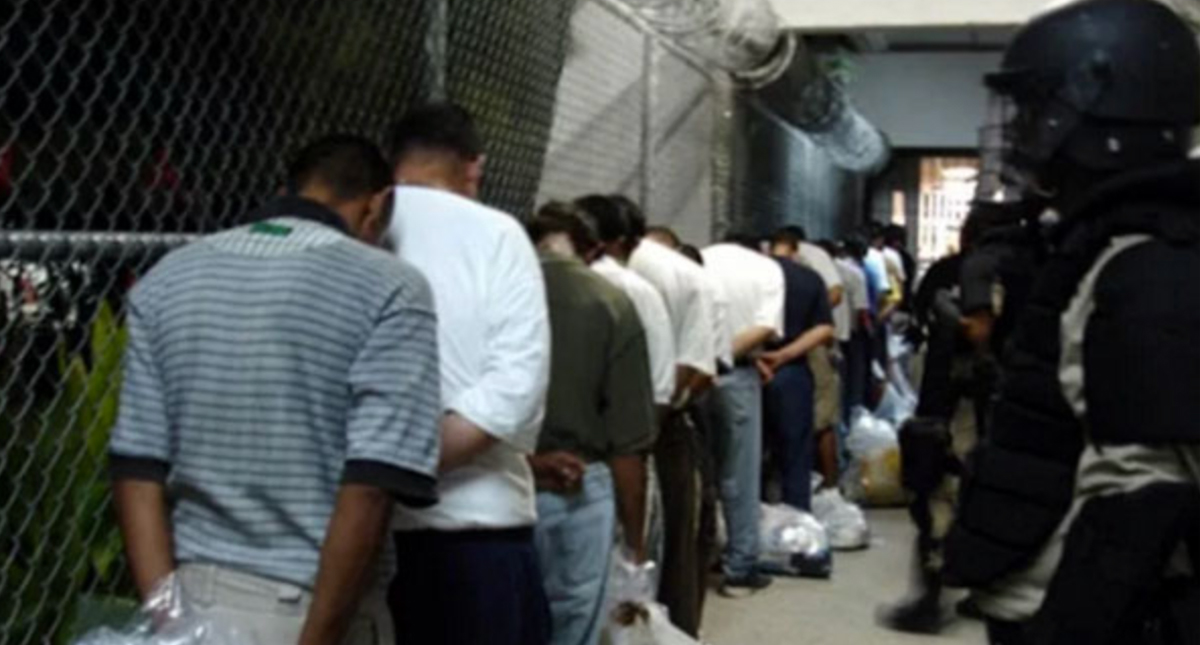 Trasladan a 119 presos de Nuevo León a cárceles de otros estados