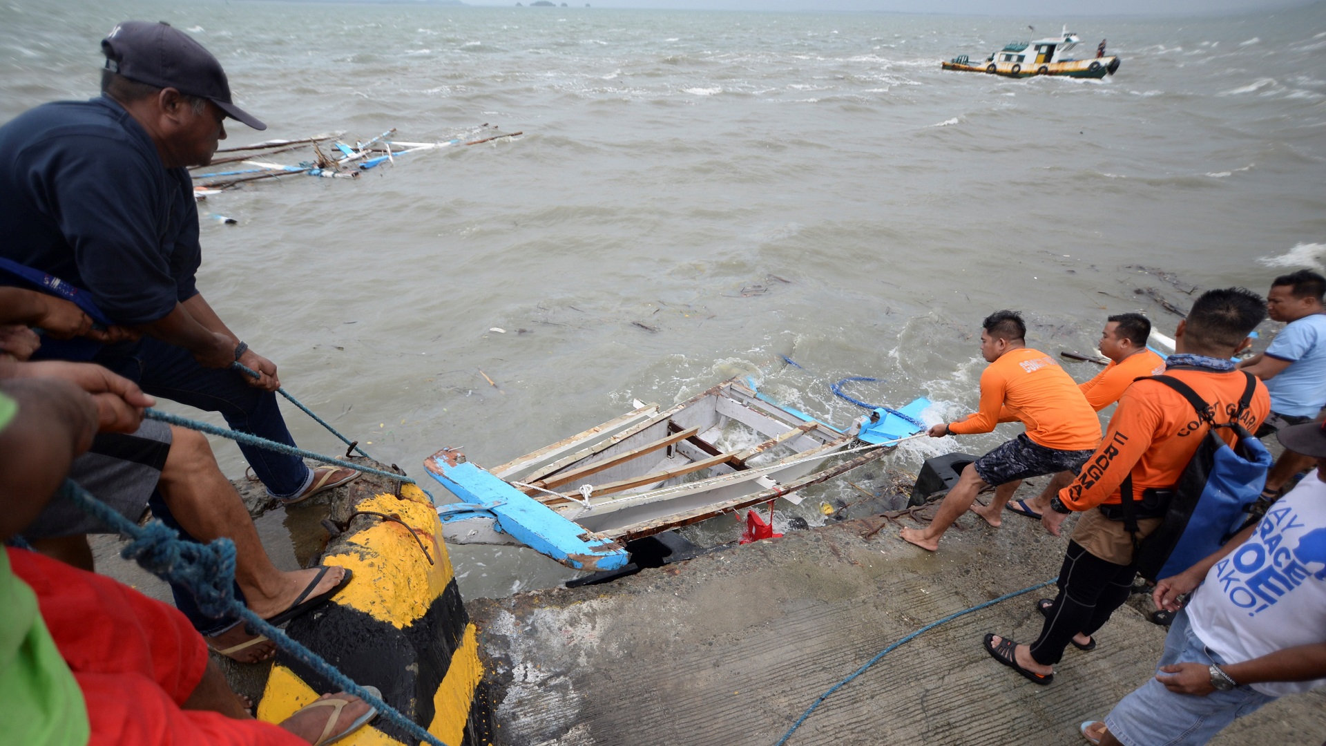 Mueren 31 personas por naufragios en Filipinas - rescate-de-embarcacion-hundida