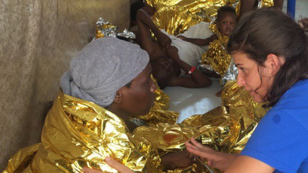 Rescatan a 98 migrantes de bote inflable a la deriva en el Mediterráneo