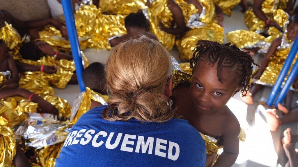 Rescatan a 98 migrantes de bote inflable a la deriva en el Mediterráneo - rescate-de-migrantes-en-libia