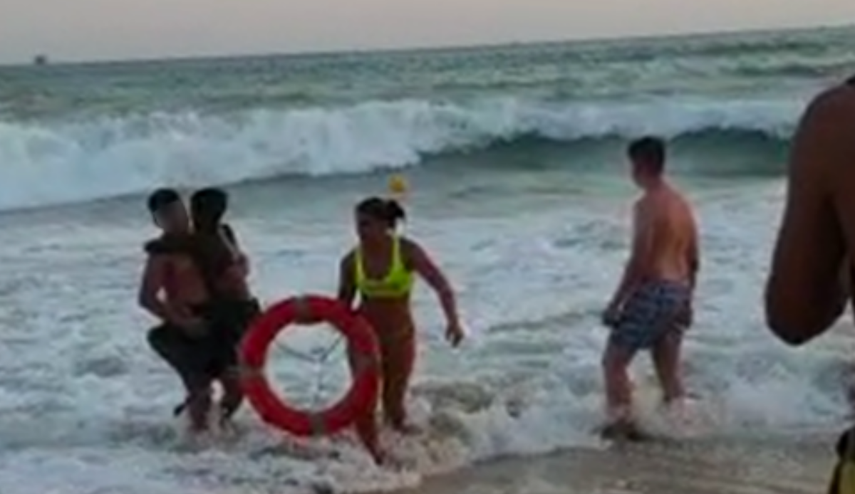 Rescatista salva a niño de morir ahogado en la playa