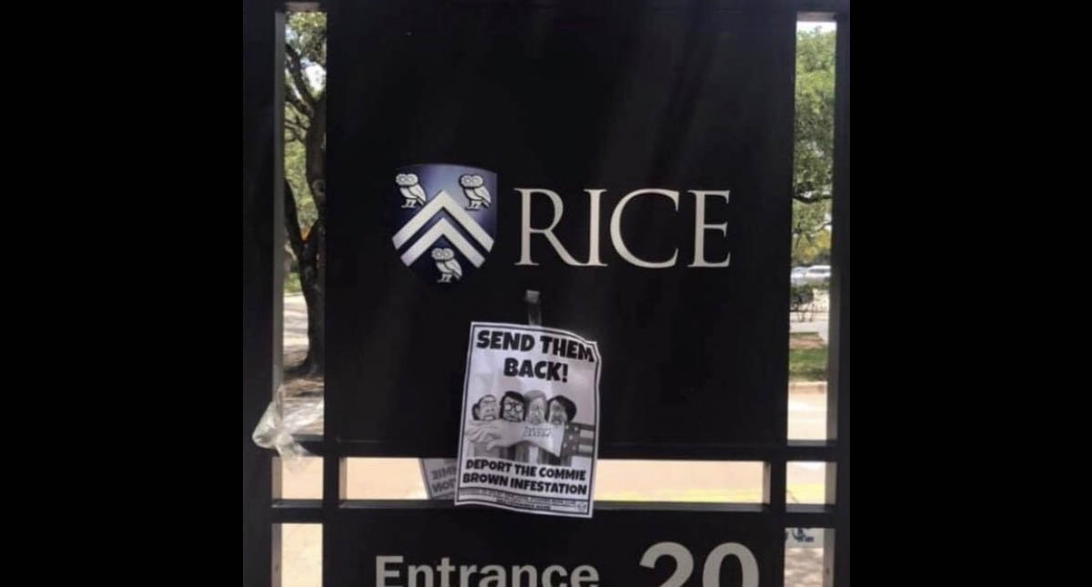 Hallan volantes racistas en la Universidad Rice, en Houston
