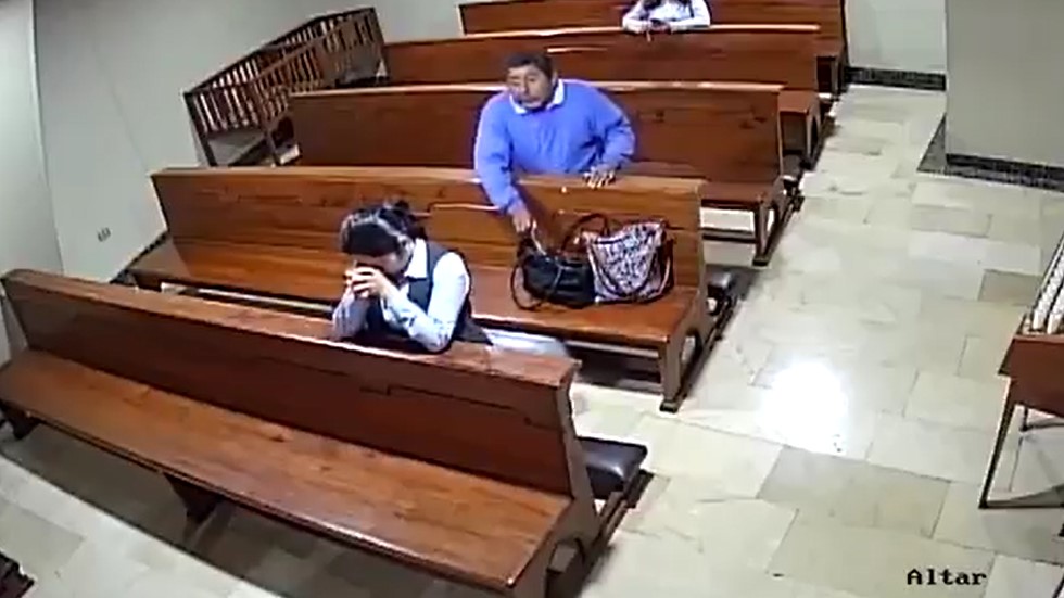 #Video Hombre roba a feligrés en iglesia