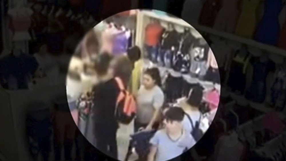 #Video Mujeres utilizan a menores para robar en Monterrey