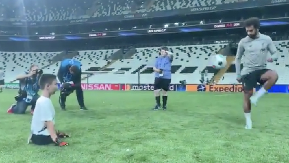 #Video Jugadores del Liverpool y Chelsea conviven con niños que sufrieron amputaciones