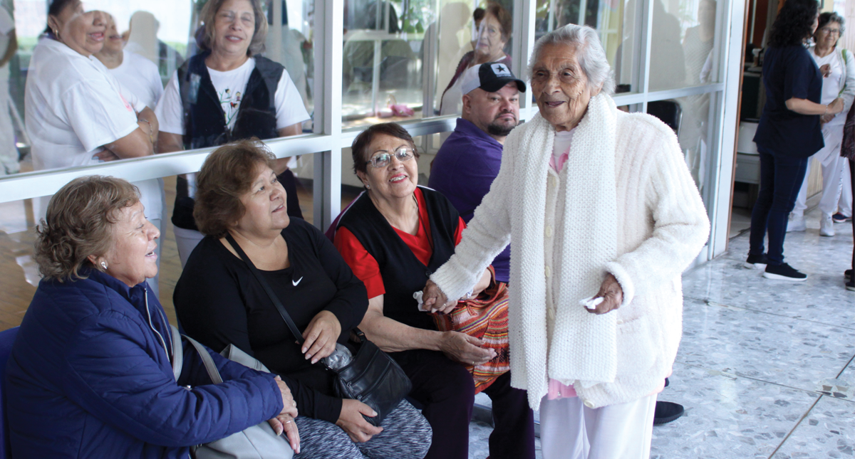 IMSS ofrece actividades para mejorar la calidad de vida de adultos mayores - senora-imss-yoga-1