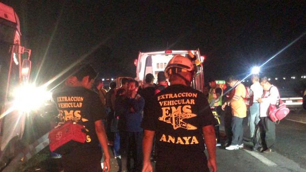 Accidente de camión deja 16 heridos en el Circuito Exterior Mexiquense - servicios-de-emergencia-en-el-sitio-del-accidente-en-el-cem