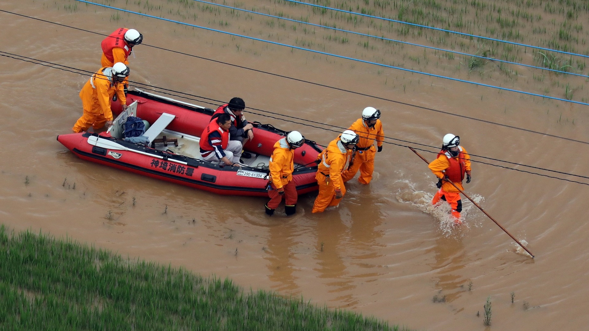 Lluvias torrenciales dejan tres muertos y un desaparecido en Japón - servicios-de-rescate-trasladando-a-un-lugar-seguro-a-las-victimas-de-inundaciones