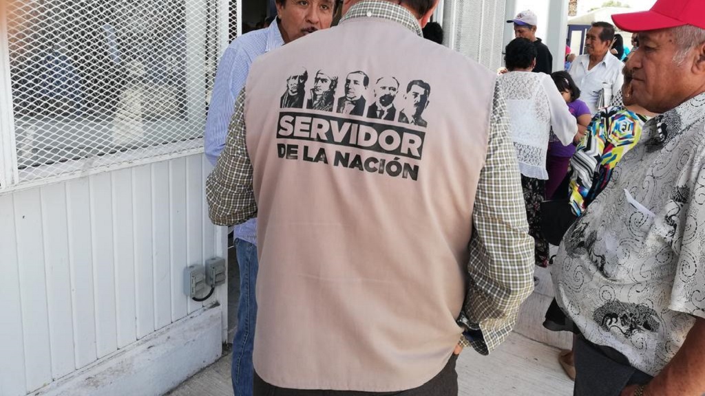 AMLO acepta resolución del INE contra su imagen en chalecos de servidores