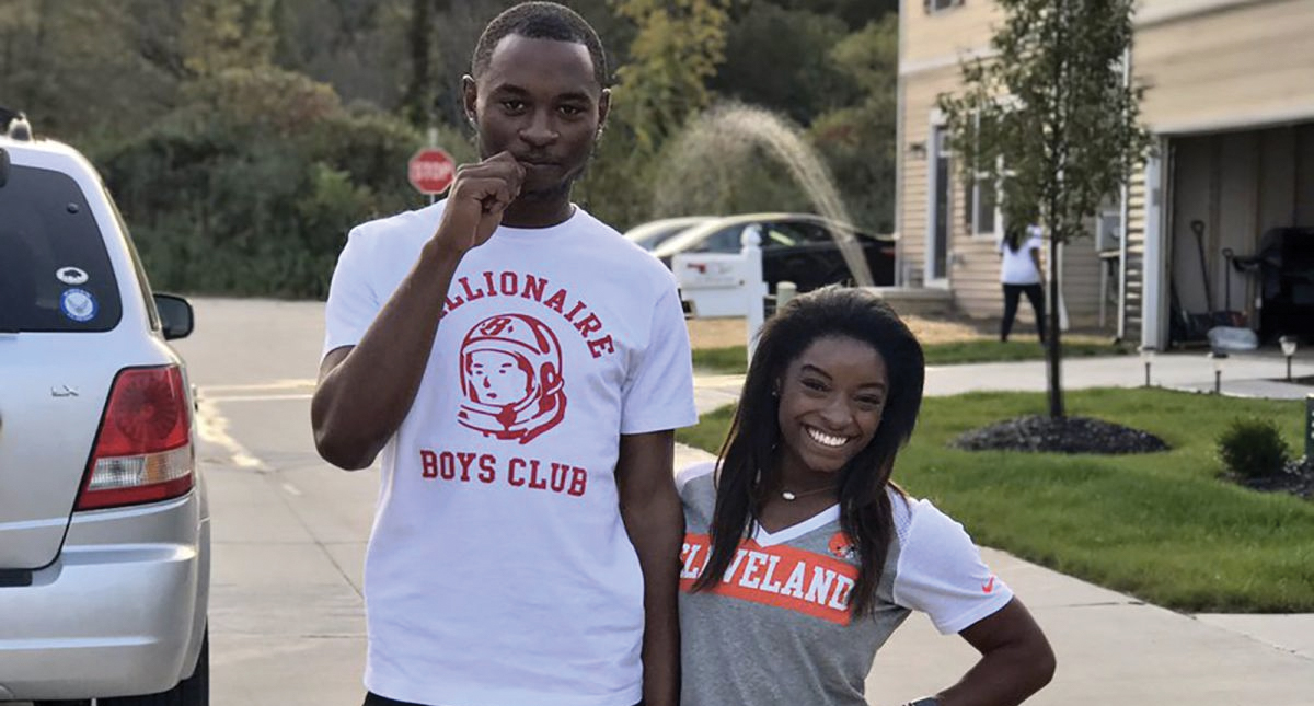 Hermano biológico de Simone Biles está acusado de asesinato