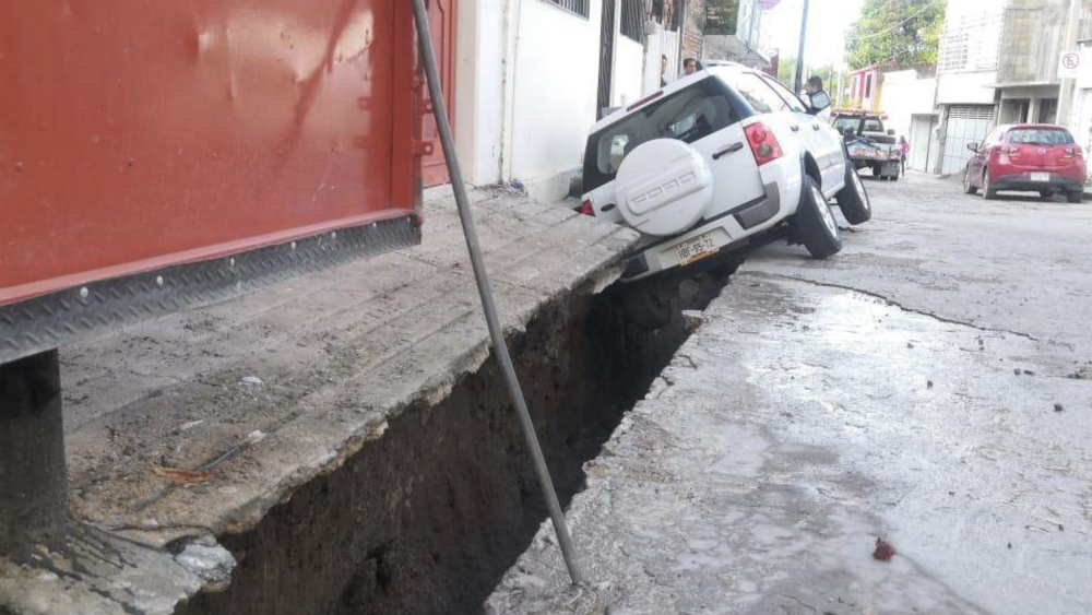 En Chilpangico se abre socavón tras tromba