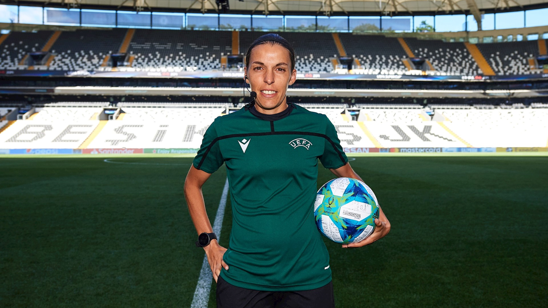 La primera mujer en dirigir una final masculina europea