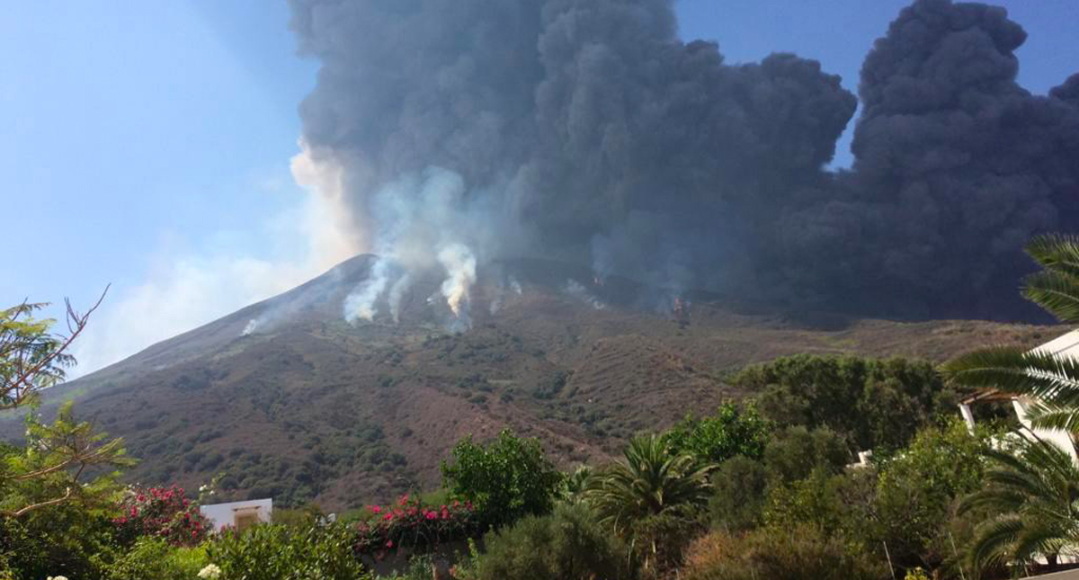#Video Hace erupción volcán Estrómboli en Italia