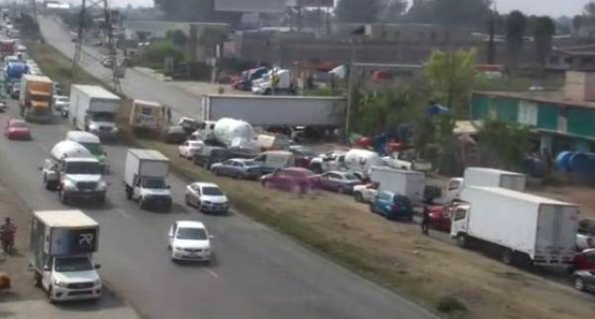 Muere conductor de pipa de gas al chocar en la Texcoco-Lechería